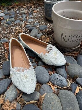 Women's White Lace Floral Pearl Embellished Flats